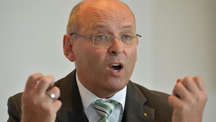 "Man muss alles auf den Prüfstand stellen...: IHK-Präsident Heribert Trunk plädiert für eine neue Qualität der Sachpolitik in Bamberg.   Fotos; Ronald Rinklef
