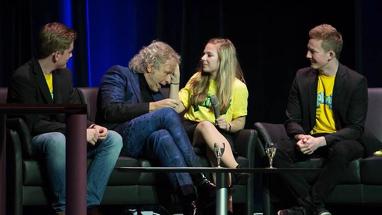 Sind die Haare echt? Carolina Steger will's genau wissen. Foto: Barbara Herbst