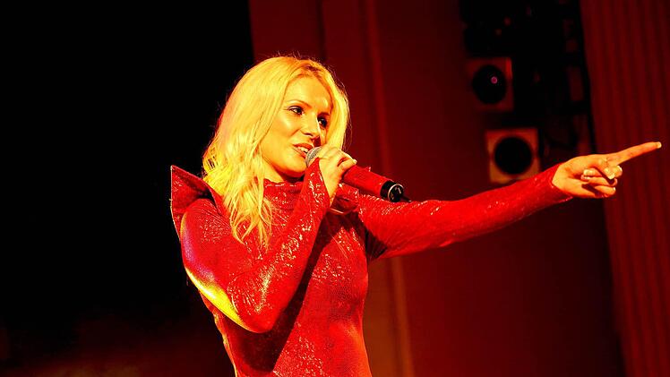 Helene Fischer-Double Mara tritt am Dienstagabend auf der Erlanger Bergkirchweih 2015 im Schächtner`s Zelt auf. Foto: Rocci Klein