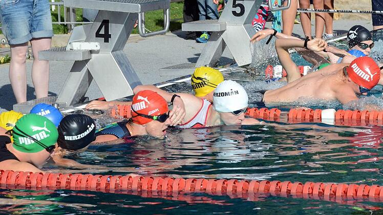 Bis zu sechs Mann auf einer Bahn: Obwohl es 16 Startergruppen gab, ging es im Herzogenauracher Freibad wieder sehr eng zu. Fotos: herzopress / Johannes Höllein