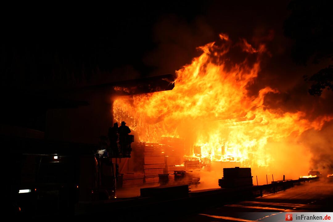 Riesiges Flammeninferno zerstoert grosses Saegewerk - Meterhohe Flammen