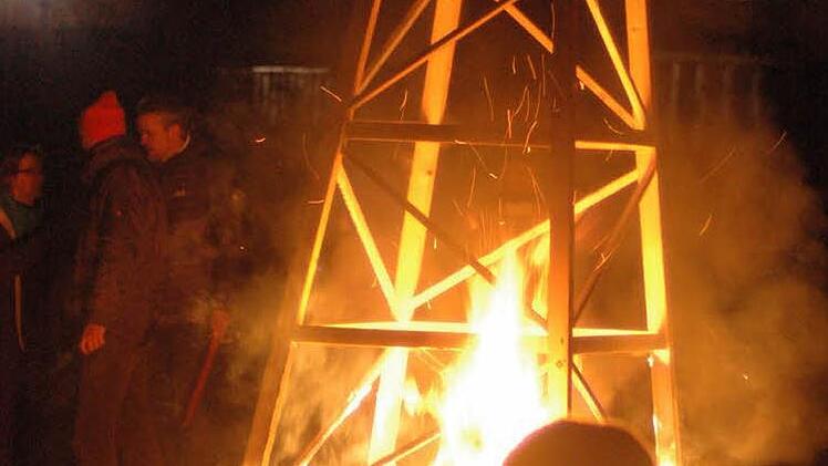 Zeichen des Widerstands: Mast in Flammen (Römershag) Foto: Sebastian-Schmitt-Mathea