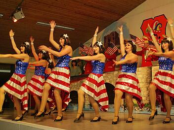 Die Showtanzgarde "Wilde 14" präsentiert sich amerikanisch. Foto: Winfried Ehling