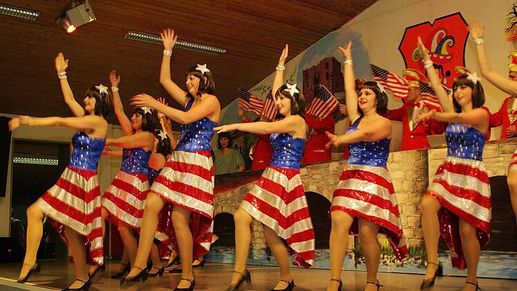 Die Showtanzgarde "Wilde 14" präsentiert sich amerikanisch. Foto: Winfried Ehling