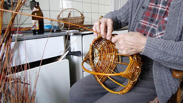 Aus Reisig lassen sich beispielsweise K&ouml;rbe binden. Foto: L&ouml;wisch