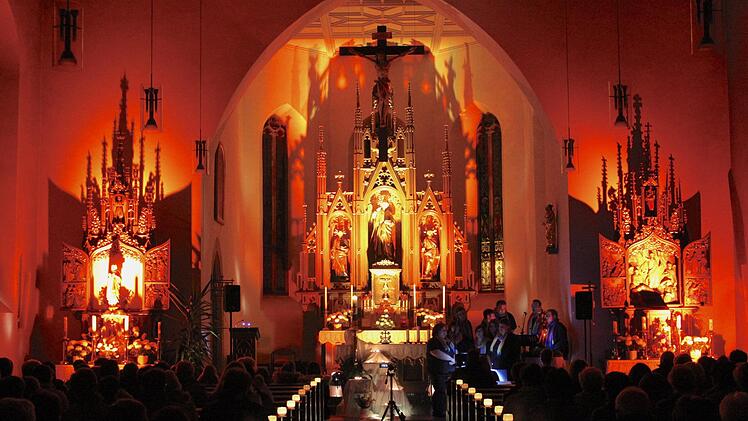 Die Altäre in St. Thomas waren beim Abendlob stimmungsvoll in Szene gesetzt.Susanne Deuerling