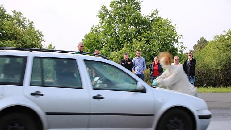 Mit einer Puppe wird der längere Bremsweg bei leicht erhöhter Geschwindigkeit verdeutlicht. Foto: Ralf Ruppert