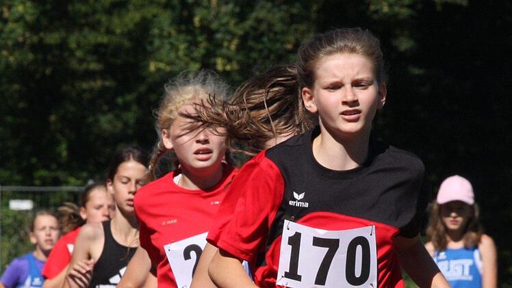 Clara Martin vom TV Bad Brückenau lief von vorne zum Sieg über die 800 Meter der Schülerinnen W12.