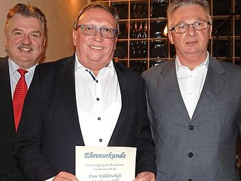 Ehrenvorsitzender Dieter Schaar (Mitte) mit Landrat Klaus Peter Söllner und FW-Vorsitzendem Alfred Wirth (von links). Foto: Horst Wunner
