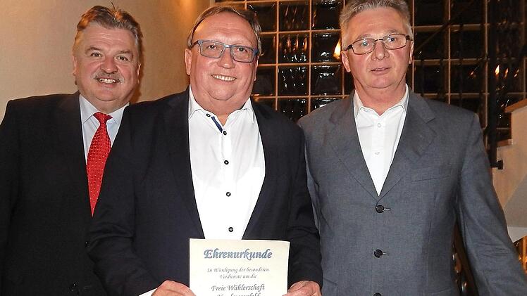 Ehrenvorsitzender Dieter Schaar (Mitte) mit Landrat Klaus Peter Söllner und FW-Vorsitzendem Alfred Wirth (von links). Foto: Horst Wunner
