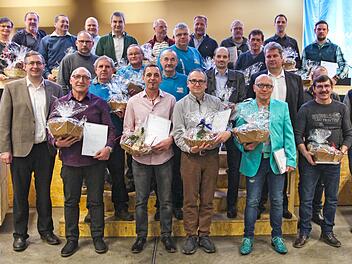 Ehrungen und Verabschiedungen gab es bei der Betriebsversammlung von Hanse Haus GmbH & Co. KG (hinten, von links): Elfriede Röll, Harald Giese, Helmut Vogler, Ralf Becker, Eberhard Schuhmann, Bernd Strathausen, Christoph Kessler, Jürgen Barthel, Andreas Heil, Michael Brixel; Mittle, von links:  Thomas Vogler, Alexander Krieger, August Angersbach, Heinrich Fischer, Peter Gärtner, Gerald Straub, Matthias Milz, Marco Hammer, Andreas Euchler, Wolfgang Gerhard, Christian Limpert; vorne, von links:...