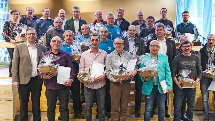 Ehrungen und Verabschiedungen gab es bei der Betriebsversammlung von Hanse Haus GmbH & Co. KG (hinten, von links): Elfriede Röll, Harald Giese, Helmut Vogler, Ralf Becker, Eberhard Schuhmann, Bernd Strathausen, Christoph Kessler, Jürgen Barthel, Andreas Heil, Michael Brixel; Mittle, von links:  Thomas Vogler, Alexander Krieger, August Angersbach, Heinrich Fischer, Peter Gärtner, Gerald Straub, Matthias Milz, Marco Hammer, Andreas Euchler, Wolfgang Gerhard, Christian Limpert; vorne, von links:...