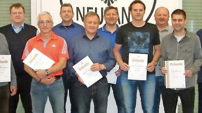 Die Vereinsvertreter aus dem Bereich Kronach, die für ihre erfolgreichen Meistermannschaften die Ehrungen beim Bezirkstag in Neufang entgegennahmen. Von links: Günter Hanna (SG Neuses), Michael Bittruf (TS Kronach), Harald Wich (TSV Stockheim) Hans-Jürgen Martin (TSV Teuschnitz), Andreas Nickol (FC Wacker Haig), Mario Schmidt (TTC Alexanderhütte), Peter Schirmer (ATSV Reichenbach), Horst Scherbel (SV Rothenkirchen), Rene Großmann (TSV Ebersdorf) und Dieter Pfadenhauer (TSV Windheim)  Foto: Ha...