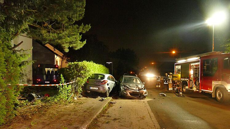 Der Bus fuhr durch zwei Vorg&auml;rten und prallte schlie&szlig;lich gegen ein Haus. F&uuml;r die Bergungsarbeiten musste auch ein Kran verwendet werden. Foto:  NEWS5 / O&szlig;wald