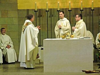 Peter Fischer und Andreas Stahl bekräftigen vor Dekan Lars Rebhan (von rechts) ihr Versprechen, dass sie sich in St. Augustin als leitender Pfarrer beziehungsweise Kaplan im Seelsorgebereich einbringen werden.  Foto: Edwin Meißinger