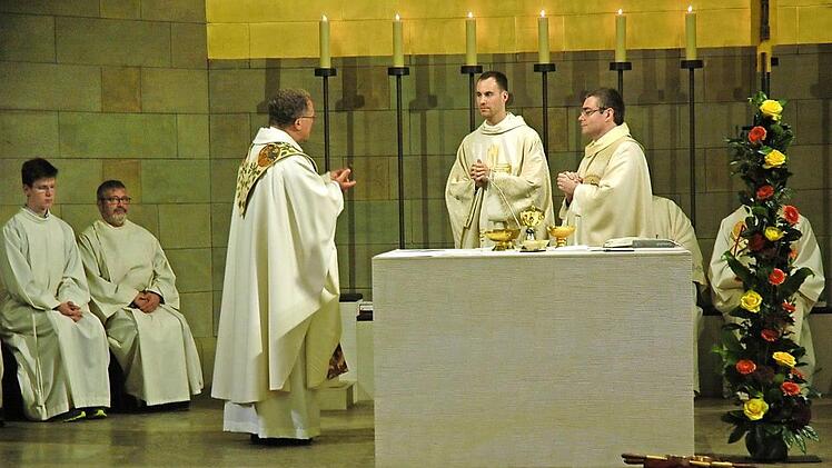 Peter Fischer und Andreas Stahl bekräftigen vor Dekan Lars Rebhan (von rechts) ihr Versprechen, dass sie sich in St. Augustin als leitender Pfarrer beziehungsweise Kaplan im Seelsorgebereich einbringen werden.  Foto: Edwin Meißinger