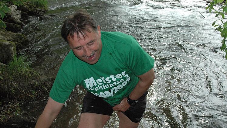 Der Beginn einer Erfolgsgeschichte: Trainer Charly Storch musste bei den Jubelfeiern nach dem Aufstieg des SV Riedenberg in die Kreisliga nach der Saison 2008/2009 ein Bad in der Sinn nehmen. Foto: Sebastian Schmitt