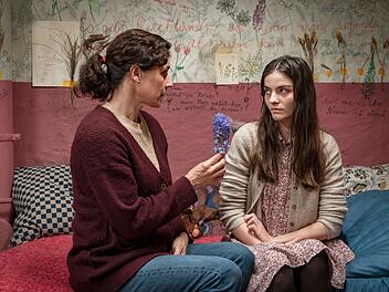 Amanda (Emilie Neumeister, rechts) verbrachte Jahre in Gefangenschaft. Was hat ihre Mutter (Nina Kunzendorf) damit zu tun?