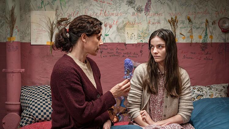 Amanda (Emilie Neumeister, rechts) verbrachte Jahre in Gefangenschaft. Was hat ihre Mutter (Nina Kunzendorf) damit zu tun?