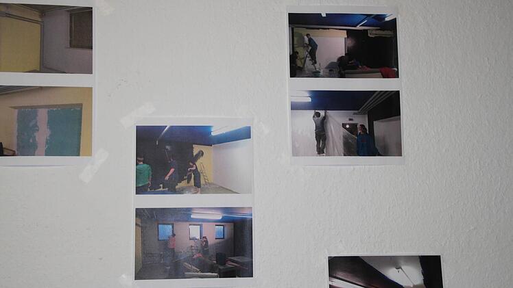 Überall an den Wänden hängen Fotos: Mehrere Monate lang haben die Jugendlichen gearbeitet, damit es im JUZ gemütlich wird.