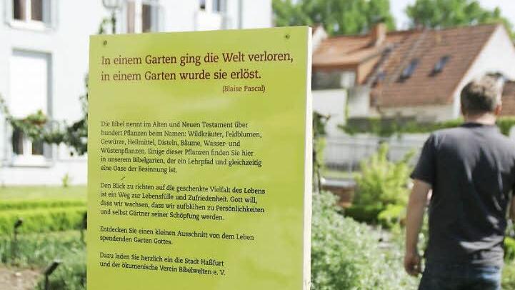 "In einem Garten ging die Welt verloren, in einem Garten wurde sie erlöst." Mit diesem Zitat von Blaise Pascal werden die Besucher des neuen Bibelgartens in Haßfurt begrüßt.  Fotos: Sabine Weinbeer