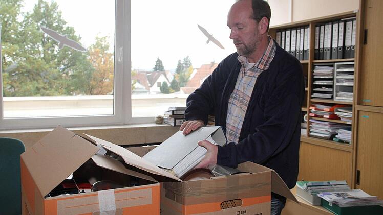 In seinem alten Büro ist Geschäftsleiter Manfred Schütz dabei, einige Ordner in einem Umzugskarton zu schlichten.
