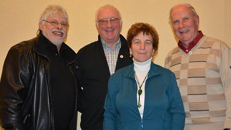 Bürgermeister Wolfgang Back (l.) und Irmgard Heinrich überreichten Hermann Kirchner und Walter Hein die Auszeichnungen.