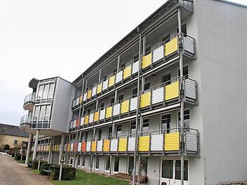 Durch den Glasanbau ist der Speisesaal der Fachkinik Stadtsteinach deutlich geräumiger geworden. Fotos: Sonja Adam