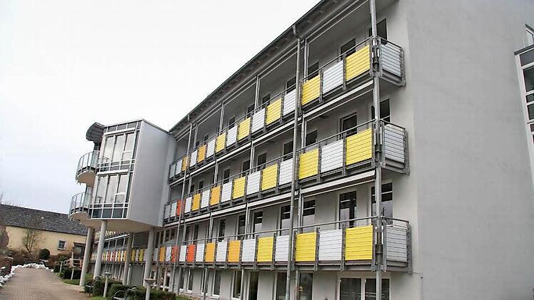 Durch den Glasanbau ist der Speisesaal der Fachkinik Stadtsteinach deutlich geräumiger geworden. Fotos: Sonja Adam