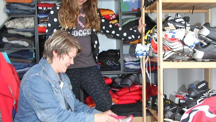 "Man muss ja erst mal schauen, ob es ihr Spaß macht", findet Mama Andrea Greibel das Schnäppchenangebot beim TSV 08 gut.