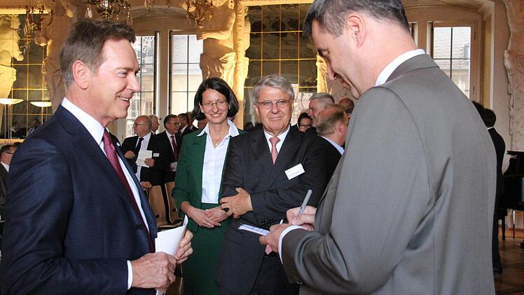 Michael Stoschek mit Finanzminister Markus Söder vor der Ehrung ...