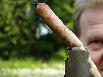 Premiere: Der Münnerstädter Manfred Ortner ist erstmals bei der deutschen Grillmeisterschaft dabei. Foto: Heike Beudert