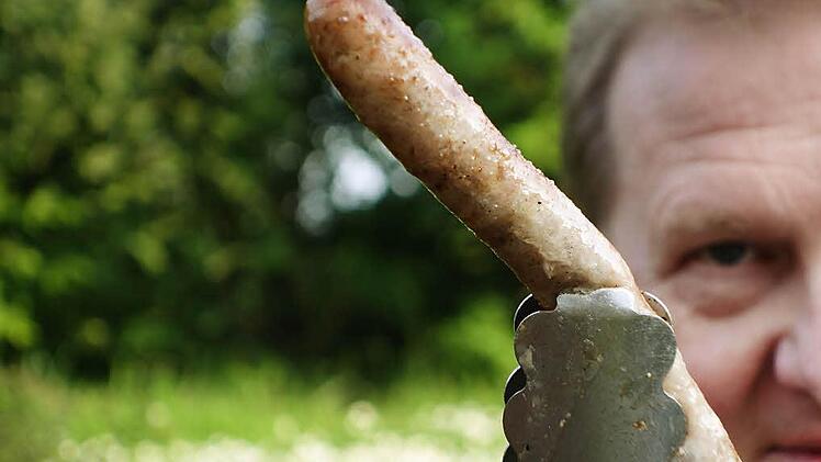 Premiere: Der Münnerstädter Manfred Ortner ist erstmals bei der deutschen Grillmeisterschaft dabei. Foto: Heike Beudert