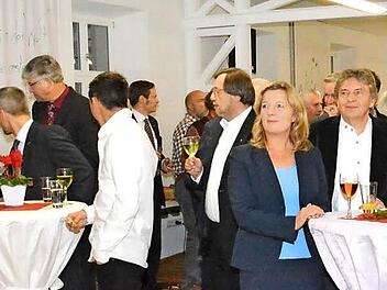 Der Festsaal in der "Alten Schule" in Rügheim diente als Ort für den Dekanatsempfang am Reformationstag. Vertreter aus Kirche, Politik, Wirtschaft, Schule und Gesellschaft fanden sich ein. Unter ihnen ist die Festrednerin Christine Scheel (Vierte von rechts), die bis 2012 dem Deutschen Bundestag angehört hat.  Foto: Gerhard Schmidt