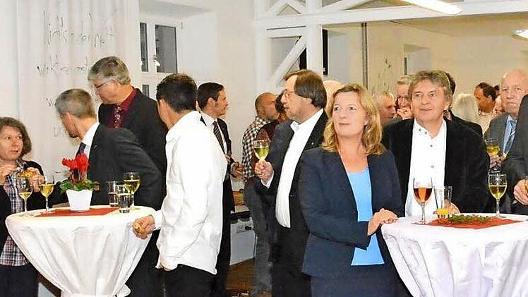 Der Festsaal in der "Alten Schule" in Rügheim diente als Ort für den Dekanatsempfang am Reformationstag. Vertreter aus Kirche, Politik, Wirtschaft, Schule und Gesellschaft fanden sich ein. Unter ihnen ist die Festrednerin Christine Scheel (Vierte von rechts), die bis 2012 dem Deutschen Bundestag angehört hat.  Foto: Gerhard Schmidt