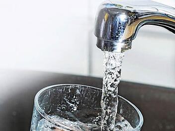Trinkwasser sprudelt in ein Glas. Weil immer weniger Verbraucher immer mehr Wasser sparen, gerät so manches Versorgungswerk in finanzielle Schieflage, so auch in Kronach. Foto: Symbolbild imago/Jochen Tack