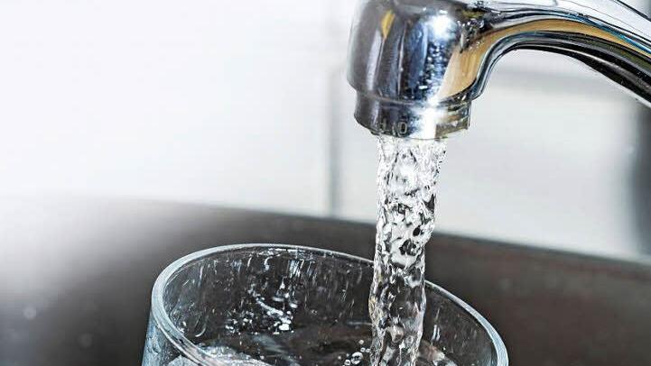 Trinkwasser sprudelt in ein Glas. Weil immer weniger Verbraucher immer mehr Wasser sparen, gerät so manches Versorgungswerk in finanzielle Schieflage, so auch in Kronach. Foto: Symbolbild imago/Jochen Tack