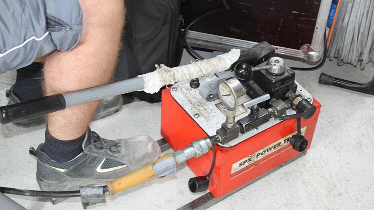 Mit diesem Hebel wird die Hydraulik in Betrieb gesetzt. Foto: Mäuser