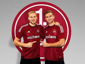 Hanno Behrens und Niclas Füllkrug mit dem Olympia-Flock auf dem Trikot. Foto: Jens Ballon/1. FC Nürnberg