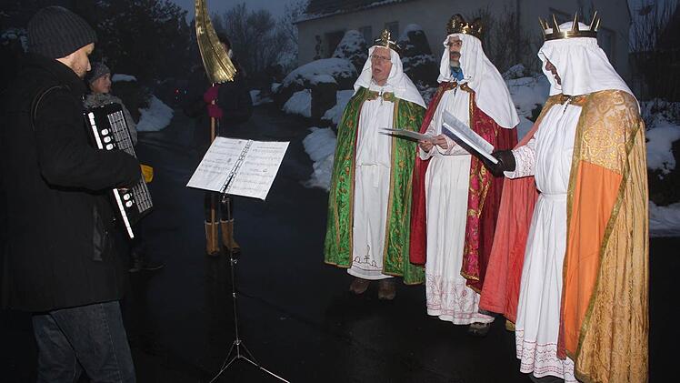 Durch Nebel und Nacht ihre Runde gemacht haben auch heuer wieder die "Dreikönig-Sänger" in Reichenbach und damit im 56 Jahr die lange gepflegte Tradition fortgesetzt. Begleitet wurden sie diesmal von der Blaskapelle. Der Reinerlös der Sammlung wird auch der Sternsinger-aktion zur Verfügung gestellt. Foto: Arnold Nöth