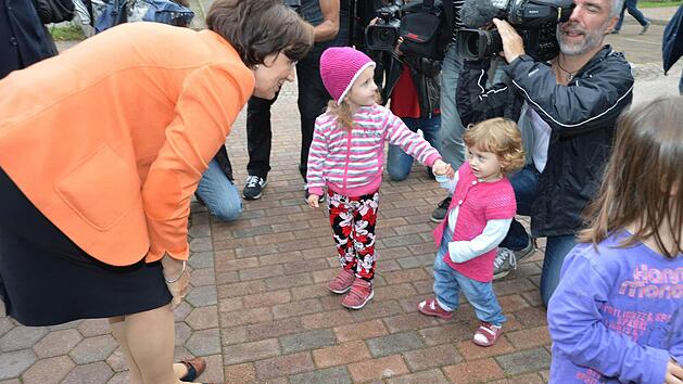 Nur eine leere Geste f&uuml;r das Foto? Bayerns Sozialministerin Emilia M&uuml;ller (CSU) er&ouml;ffnete im September 2015 die Bamberger R&uuml;ckf&uuml;hrungseinrichtung. Jetzt zeigt sich: Bei der Beschulung von Kindern beschr&auml;nkt sich der Freistaat auf ein Minimalprogramm.  Foto: Ronald Rinklef
