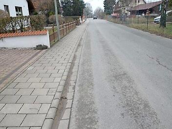 Bürger monierten die Parksituation in der Bahnhofstraße an, die Gemeinde will dem mit der Markierung von Parkbuchten begegnen. Foto: Gemeinde