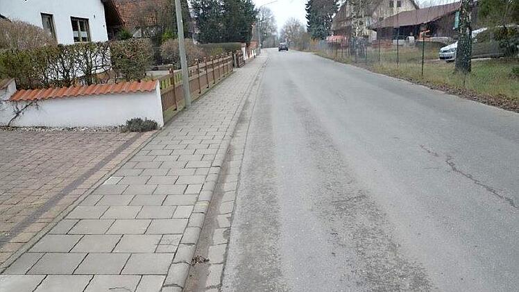 Bürger monierten die Parksituation in der Bahnhofstraße an, die Gemeinde will dem mit der Markierung von Parkbuchten begegnen. Foto: Gemeinde