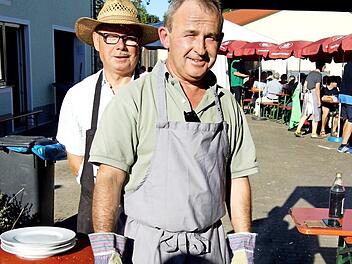 Vorsitzender Helmut Schleicher grillte Makrelen, Robert Herold unterstützte ihn. Foto: Anette Amtmann