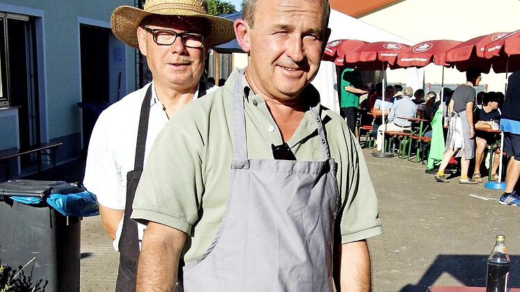 Vorsitzender Helmut Schleicher grillte Makrelen, Robert Herold unterstützte ihn. Foto: Anette Amtmann