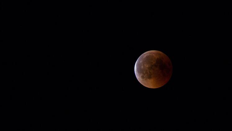Der Mond ist keine Scheibe: Plastisch wie selten prangt er am Freitag am klaren Himmel. Foto: Jule Müller