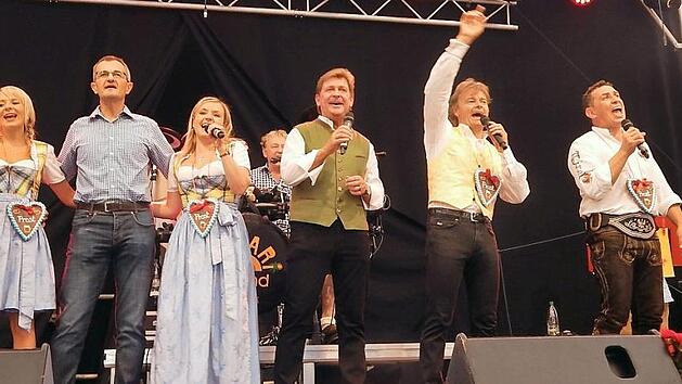 Gro&szlig;es Finale mit den K&uuml;nstlern, den Sponsoren und dem Moderator Fotos: Horst Wunner