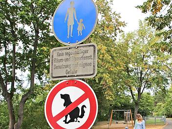 Die eindeutigen Schilder reichen in Adelsdorf offensichtlich nicht. Um vor allem die Kinder vor den Hinterlassenschaften der Hunde zu schützen, ist nicht nur dieser Spielplatz an der Oesdorfer Straße auch noch eingezäunt.  Foto: Andreas Dorsch