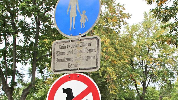 Die eindeutigen Schilder reichen in Adelsdorf offensichtlich nicht. Um vor allem die Kinder vor den Hinterlassenschaften der Hunde zu schützen, ist nicht nur dieser Spielplatz an der Oesdorfer Straße auch noch eingezäunt.  Foto: Andreas Dorsch