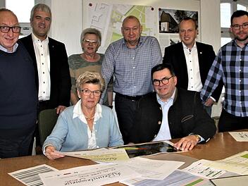 Sie freuen sich schon auf die Rennsteigmesse, die Bürgermeister (sitzend) Gabi Weber und Peter Klinger sowie (stehend) Organisator Edgar Rebhan, die Bürgermeister Timo Ehrhardt, Karin Ritter, Peter Ebertsch, Thomas Löffler und Mitorganisator und Verwaltungsangestellter Uwe Thoma. Foto: Veronika Schadeck